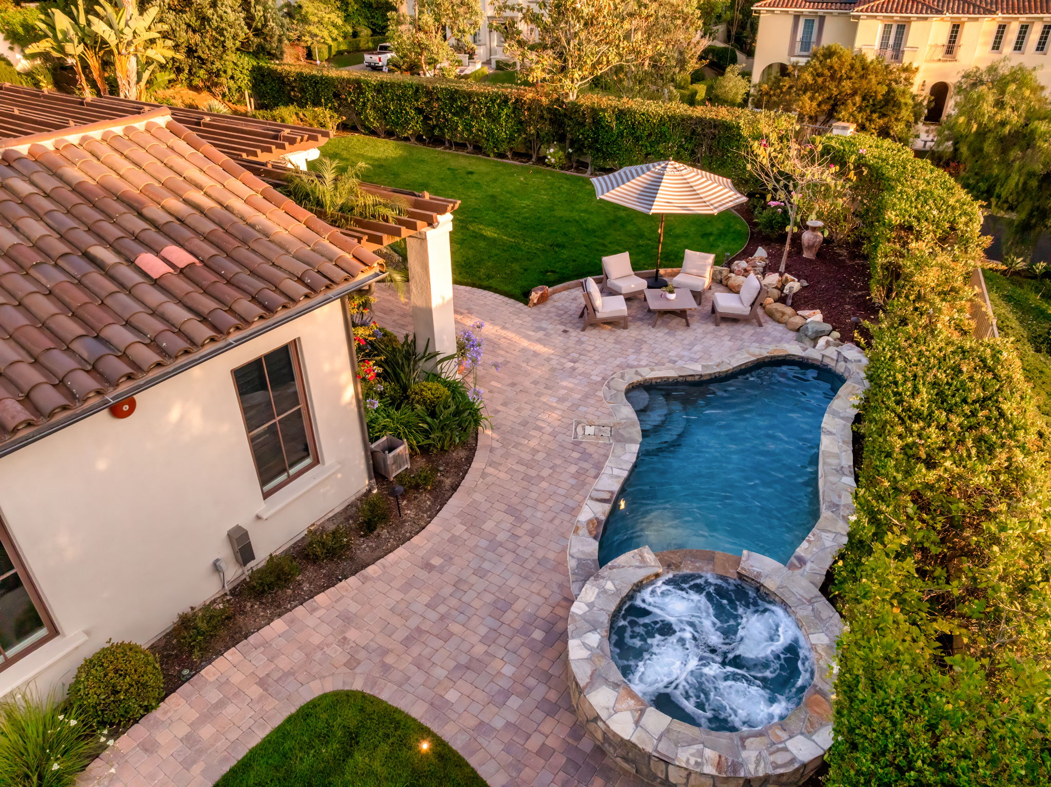 The Garden Edge: Modern Custom Pool Design